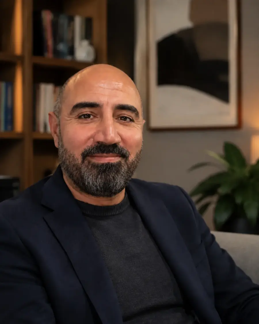 Dr. Zeki Gözaydın, kitaplık önünde portre